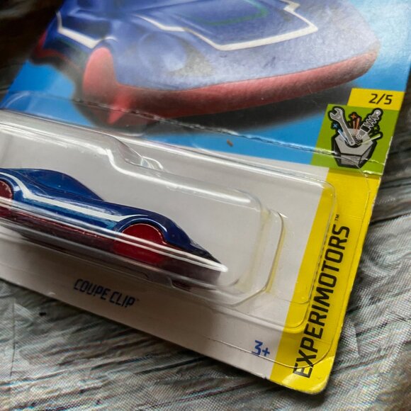 Hot Wheels Coupe Clip Blue Red 23/250 Experimotors 2/5 Key Chain - Picture 3 of 6